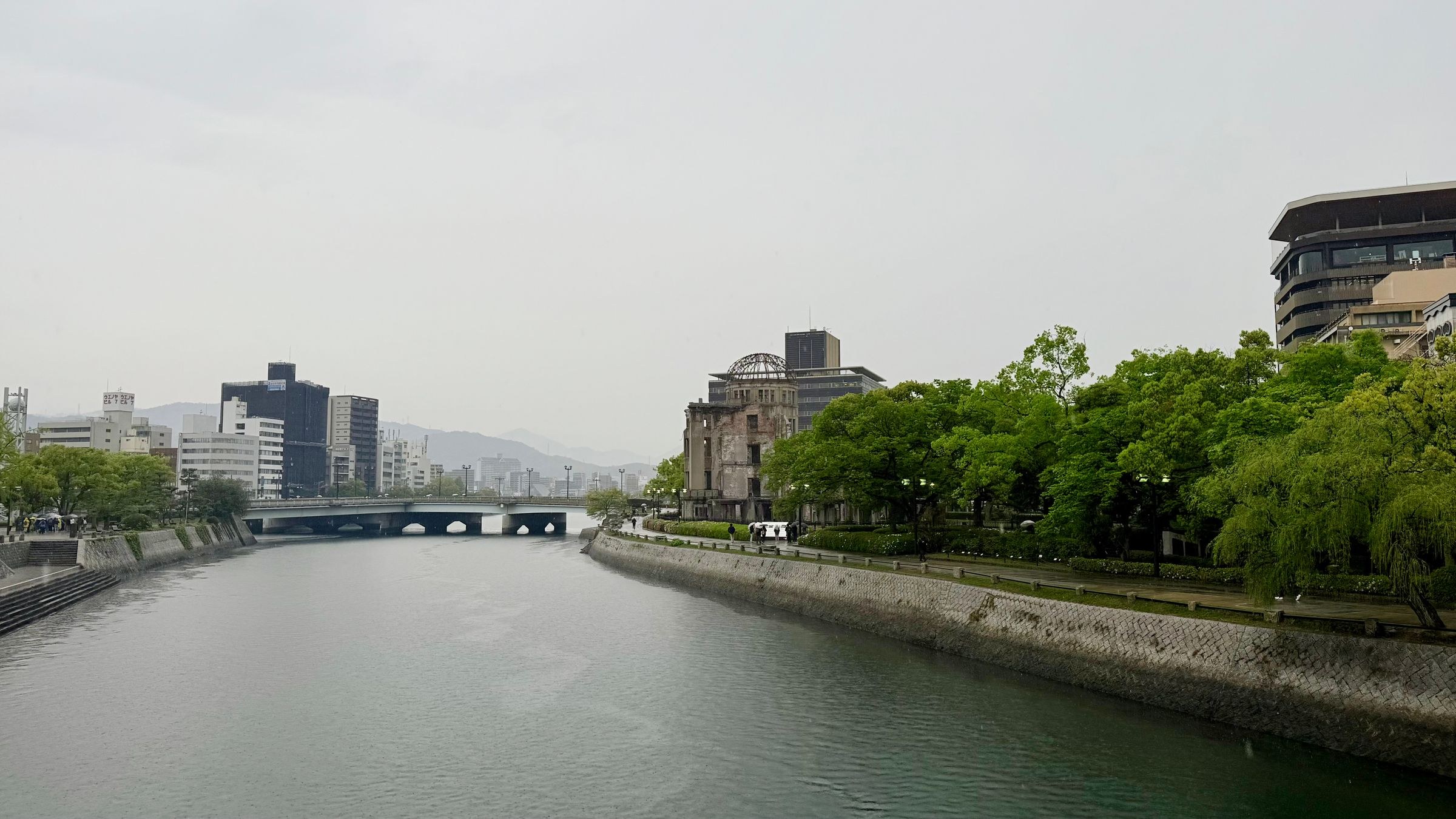 広島市中心部の川沿いの景観
